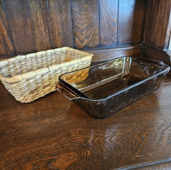 Retro Anchor hocking loaf pan with wicker basket. - Picture 3 of 8